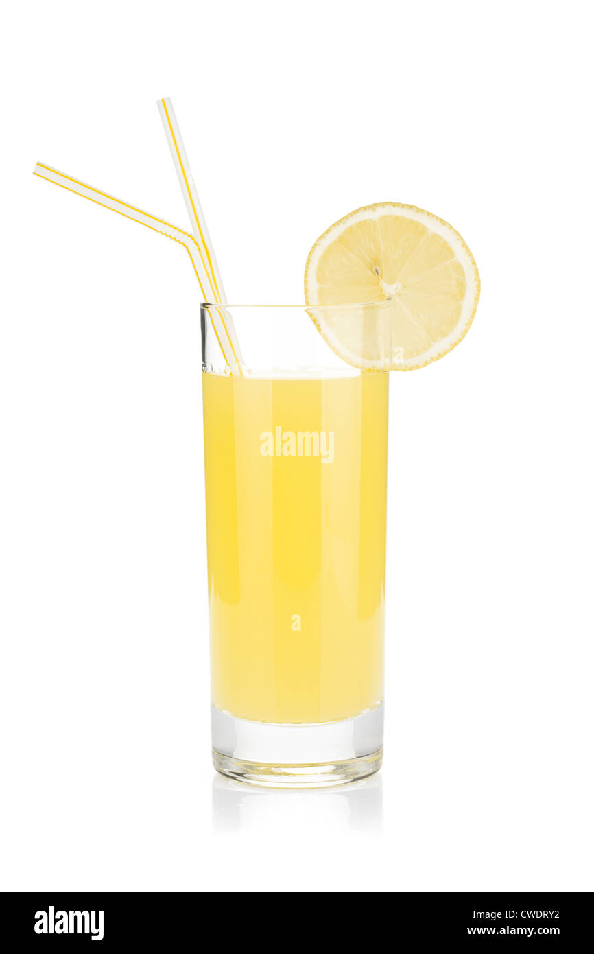 Il succo di limone in vetro e due cannuccia. Isolato su sfondo bianco Foto Stock