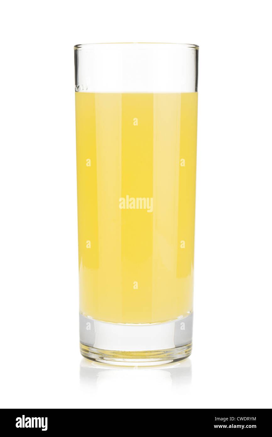 Il succo di limone in vetro. Isolato su sfondo bianco Foto Stock