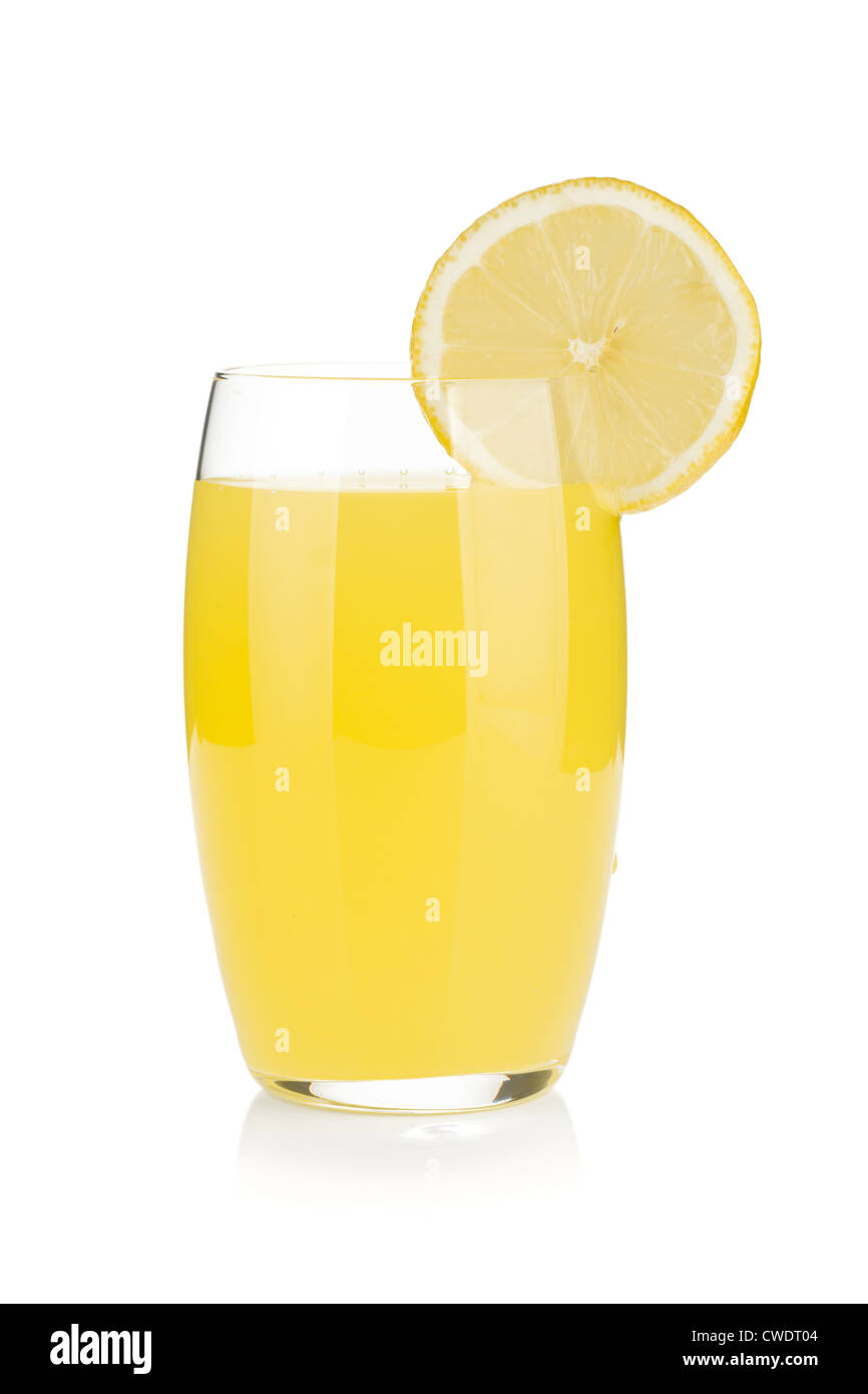 Il succo di limone di vetro con una fettina di limone. Isolato su sfondo bianco Foto Stock