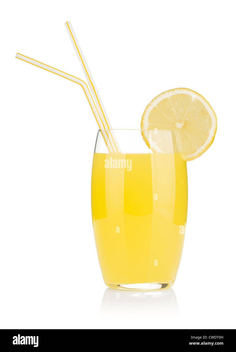Il succo di limone in vetro e due cannuccia. Isolato su sfondo bianco Foto Stock