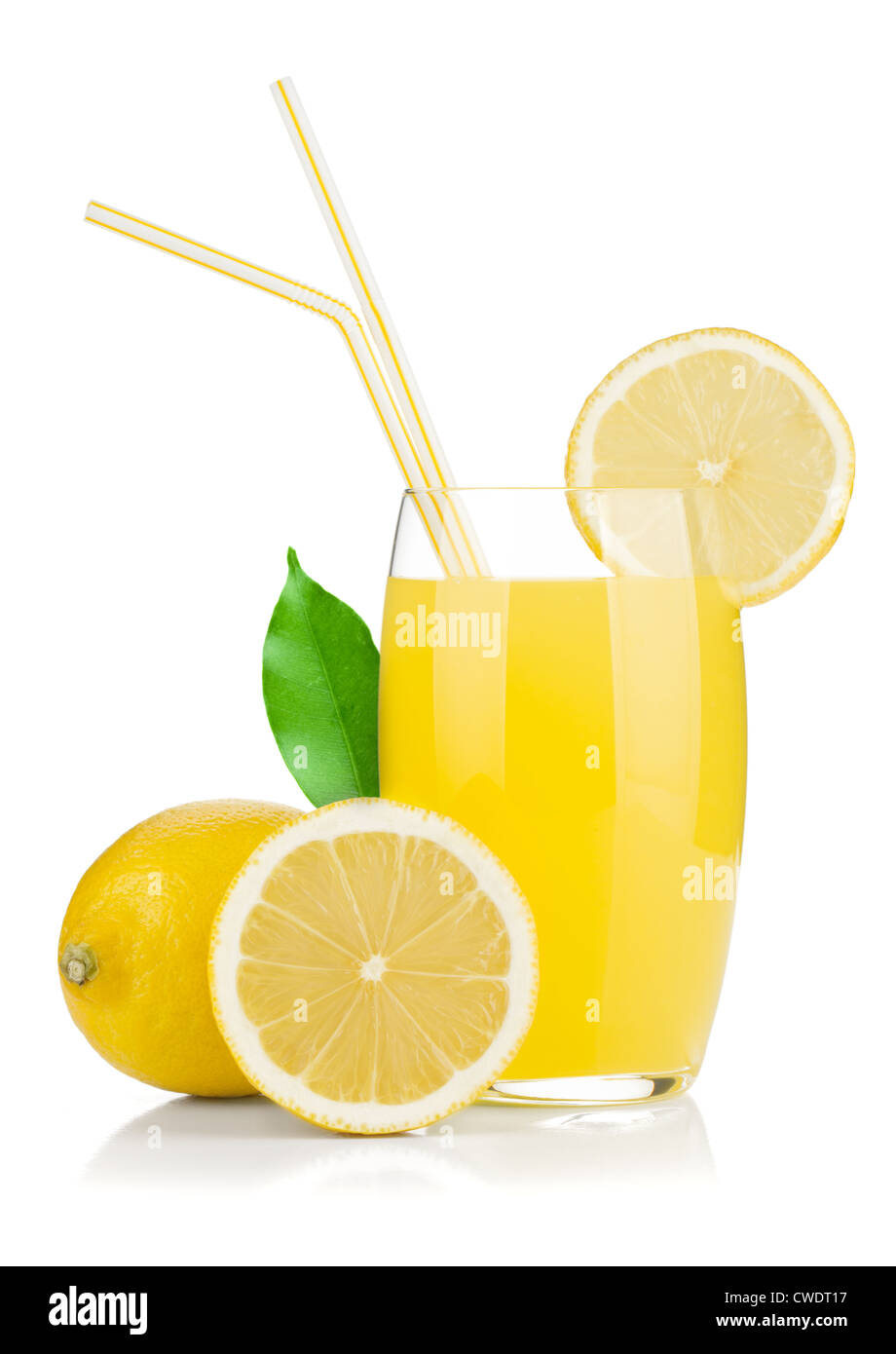Il succo di limone in vetro e limoni freschi. Isolato su sfondo bianco Foto Stock