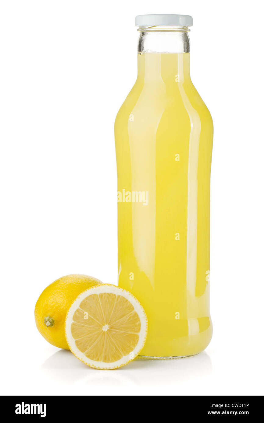 Bottiglia di succo di limone e limoni freschi. Isolato su sfondo bianco Foto Stock