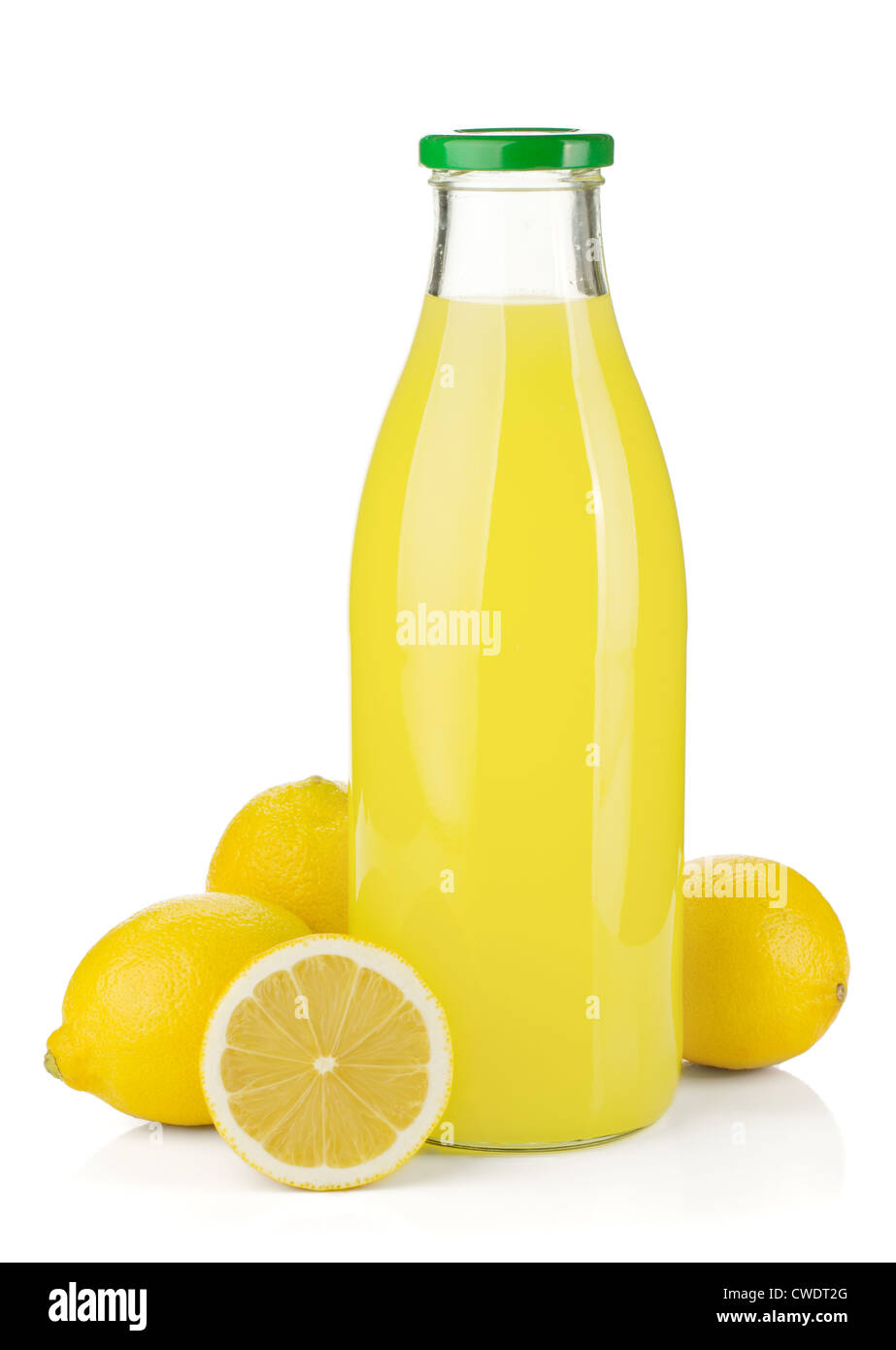 Bottiglia di succo di limone e limoni freschi. Isolato su sfondo bianco Foto Stock