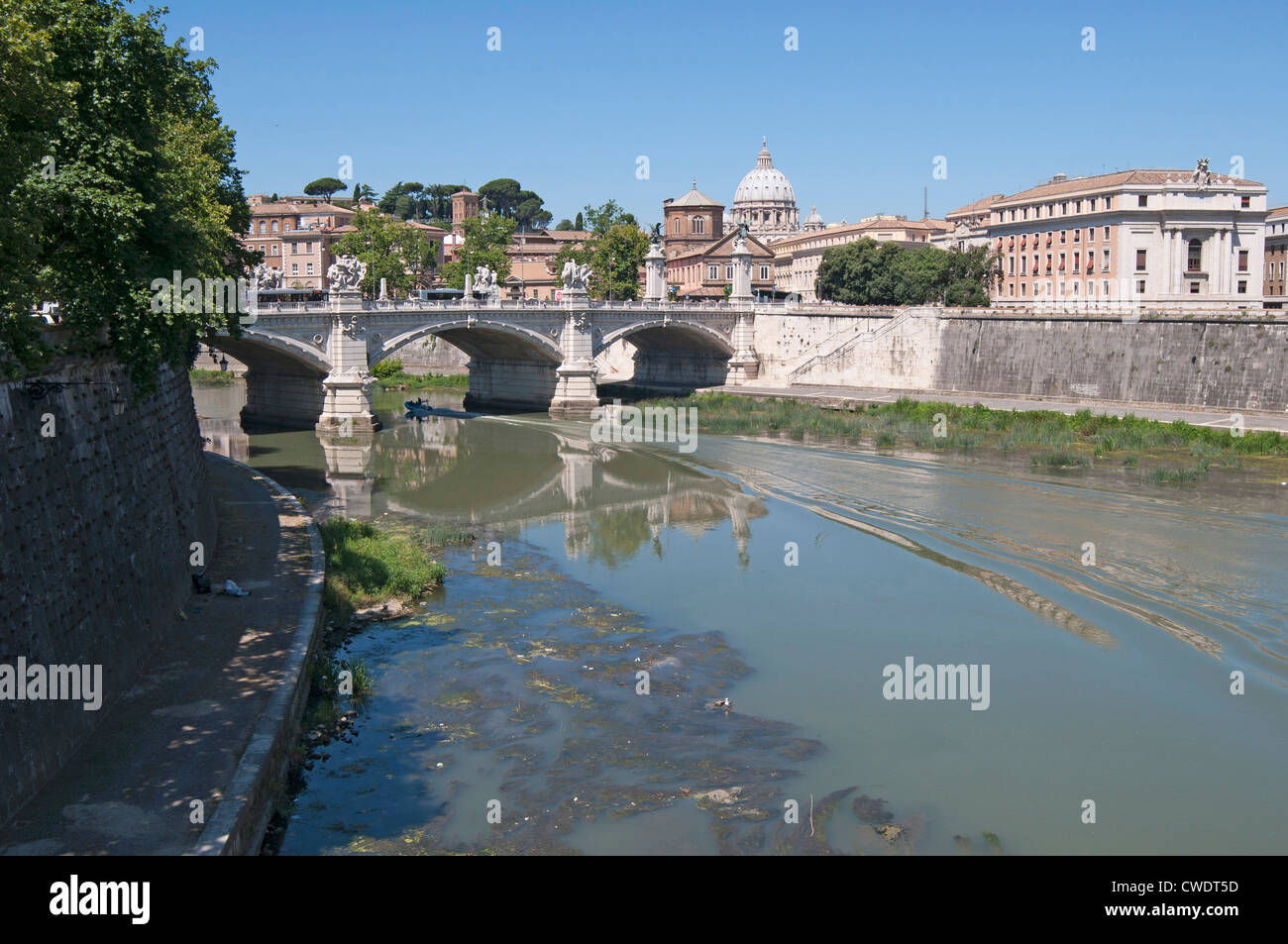 Vista del Ponte Vittorio Emanuele II ponte sul fiume Tevere a Roma, Italia, Europa Foto Stock