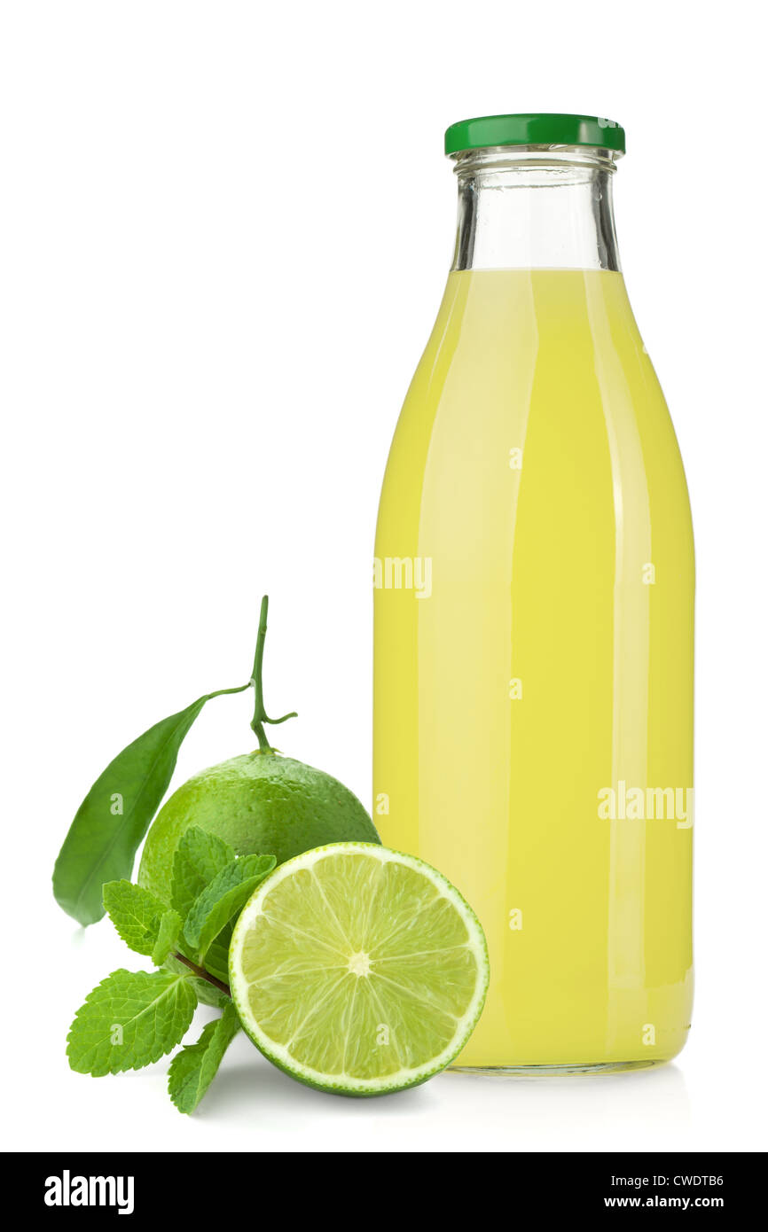 Succo di limone bottiglia di vetro, mature limes e menta. Isolato su sfondo bianco Foto Stock