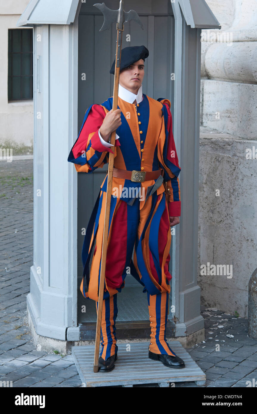 Guardia svizzera in uniforme tradizionale tenendo l'Alabarda (chiamato  anche lo svizzero voulge),Città del Vaticano, Roma, Italia, Europa Foto  stock - Alamy
