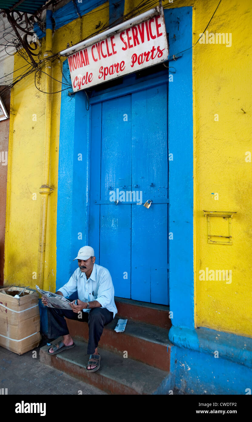 Uomo in porta, Panjim, Goa, India Foto Stock