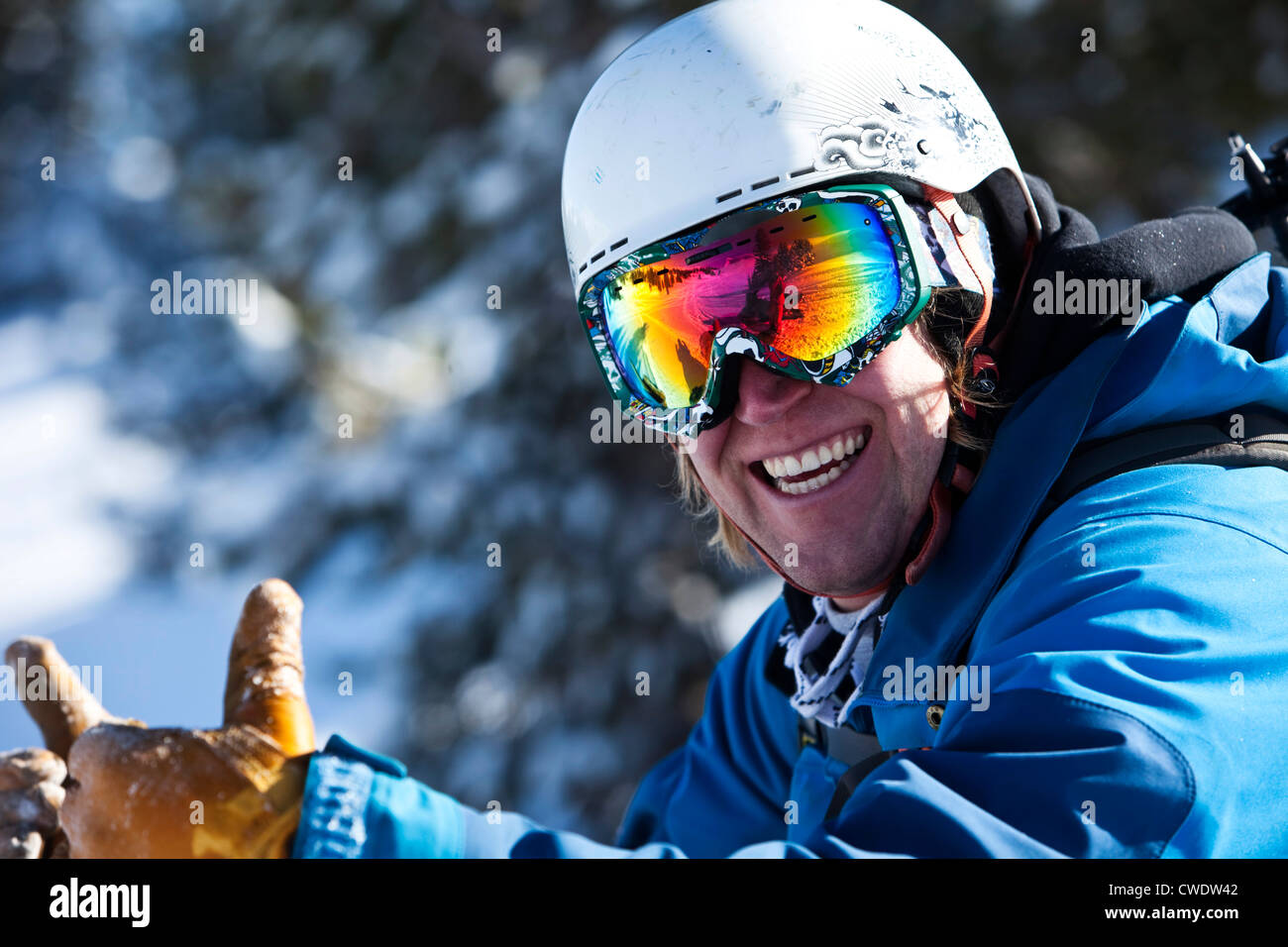 Un athletic uomo sorridente nel backcountry nel Montana. Foto Stock