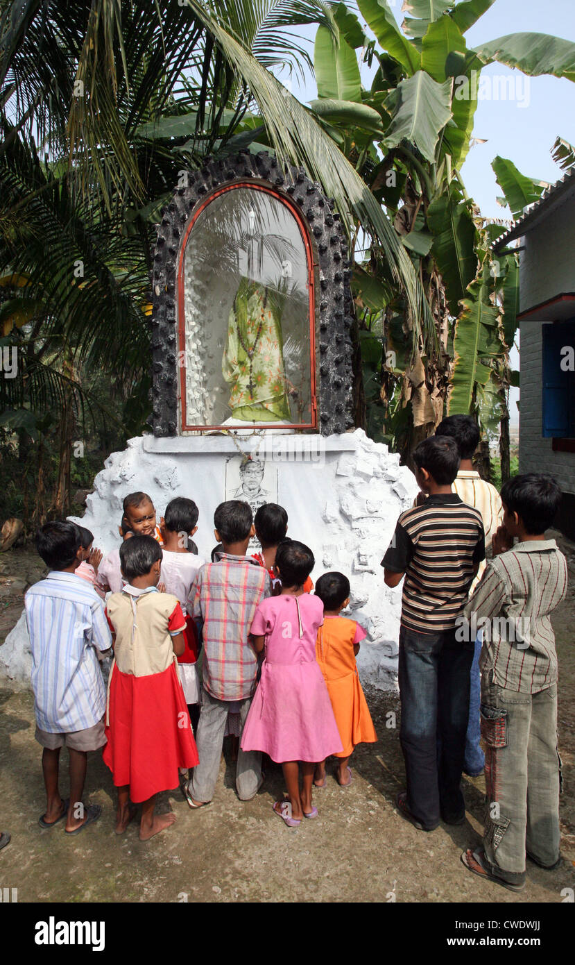 Un gruppo di giovani cattolici bengalesi pregano davanti alla statua della Vergine Maria a Basanti, Bengala Occidentale, India Foto Stock