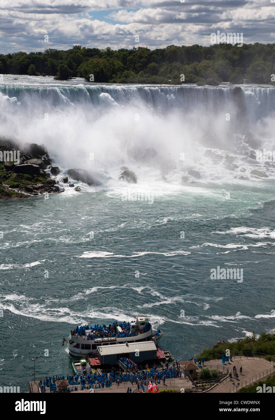 Niagara Falls, Ontario - Cascate del Niagara. La Domestica della Foschia porta i turisti indossando soprabiti blu al bordo delle cascate. Foto Stock