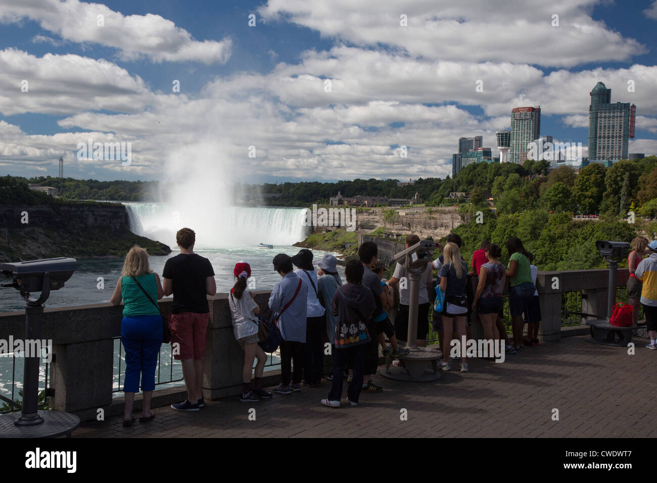 Niagara Falls, Ontario - i turisti alle Cascate del Niagara. Foto Stock