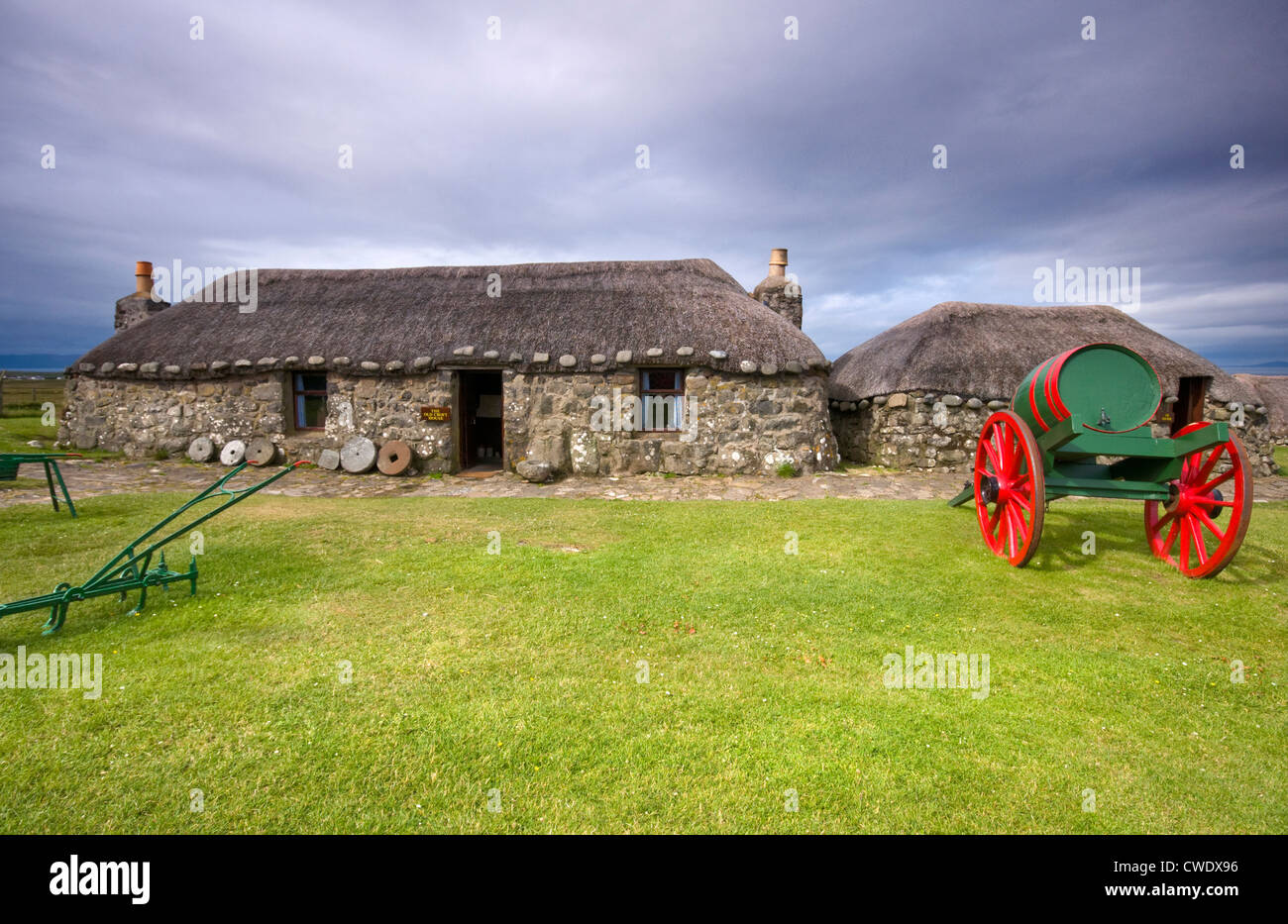 Il Croft di tradizionali edifici presso il Museo della vita dell'isola e sull'Isola di Skye in Scozia, Regno Unito Foto Stock