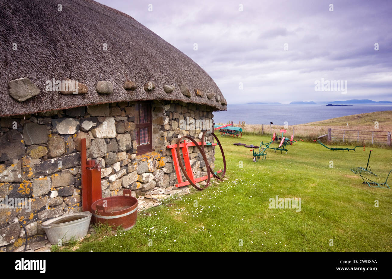 Un tradizionale edificio di Croft presso il Museo della vita dell'isola e sull'Isola di Skye in Scozia, Regno Unito Foto Stock