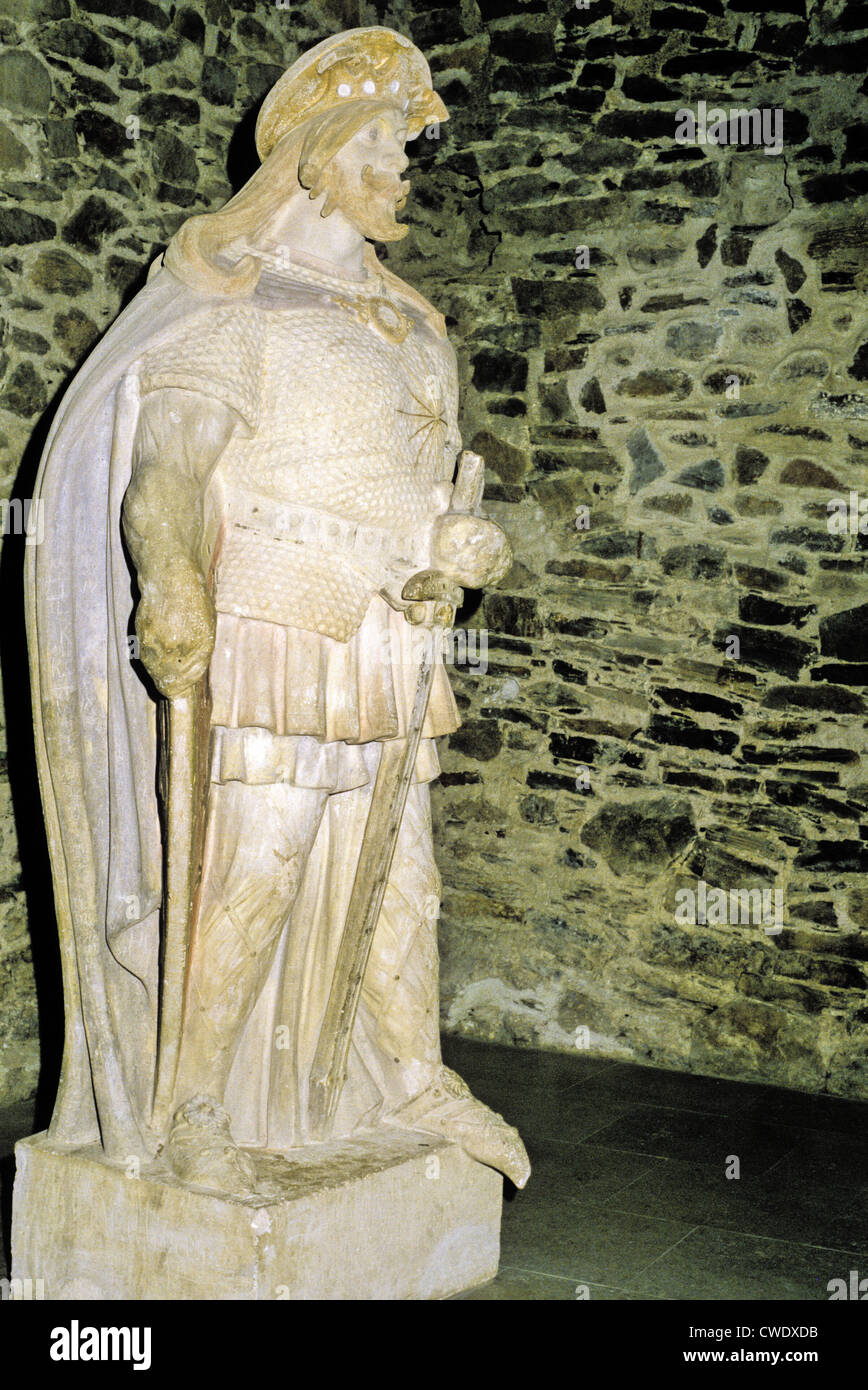 La scultura di San Olaf II nella sala centrale del XV secolo la fortezza medievale Olavinlinna in Savonlinna, Finlandia Foto Stock