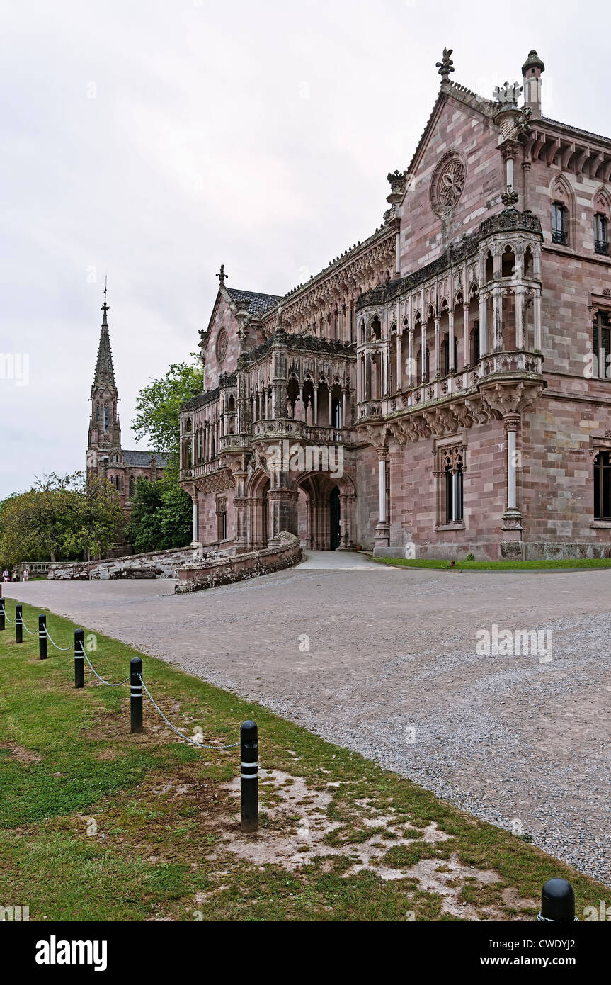 Dettaglio facciata principale del palazzo di Sobrellano con la chiesa in background, Comillas, Cantabria, Spagna, Europa Foto Stock
