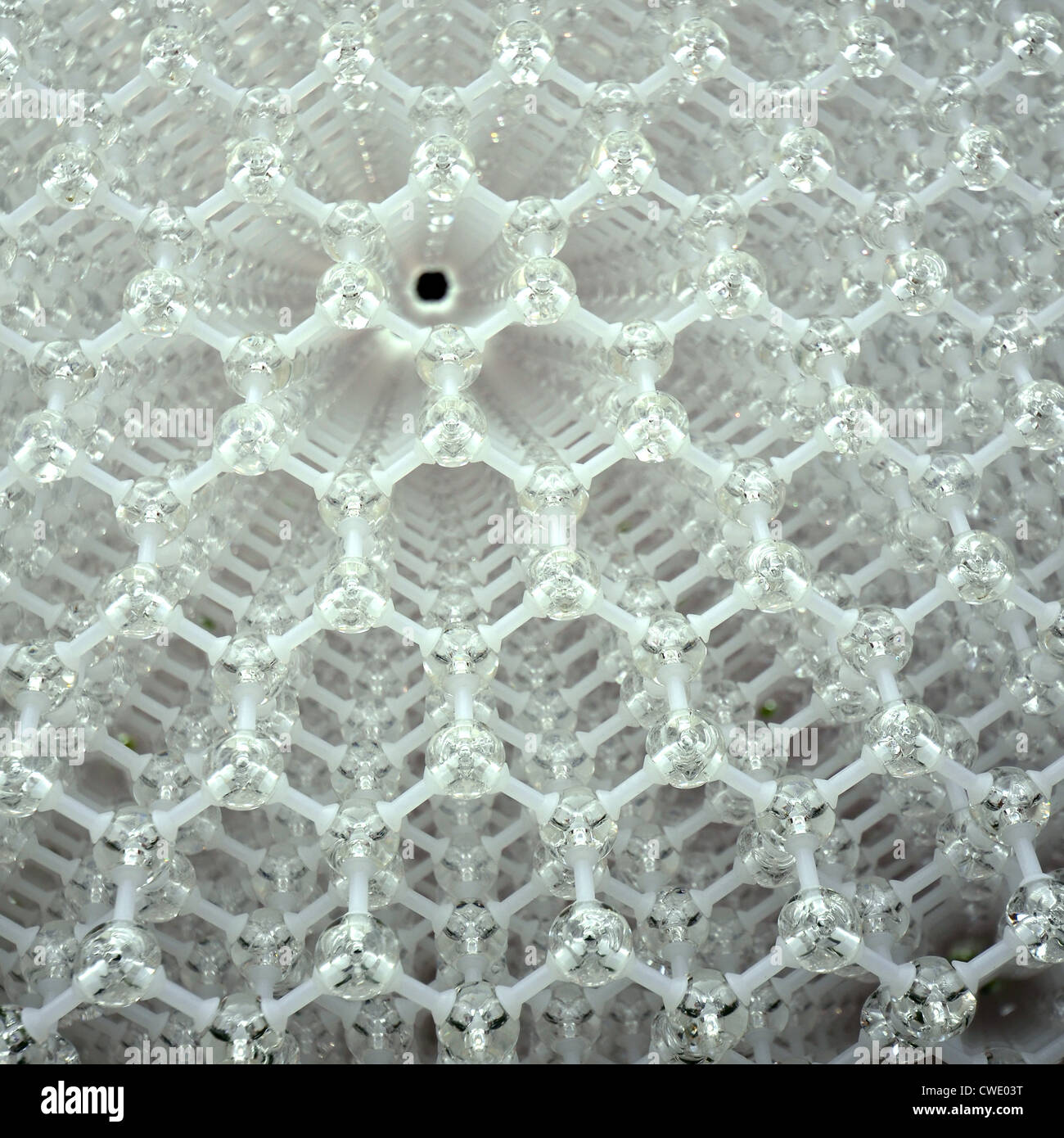 Parte di un gigantesco modello molecolare di diamante. Foto Stock