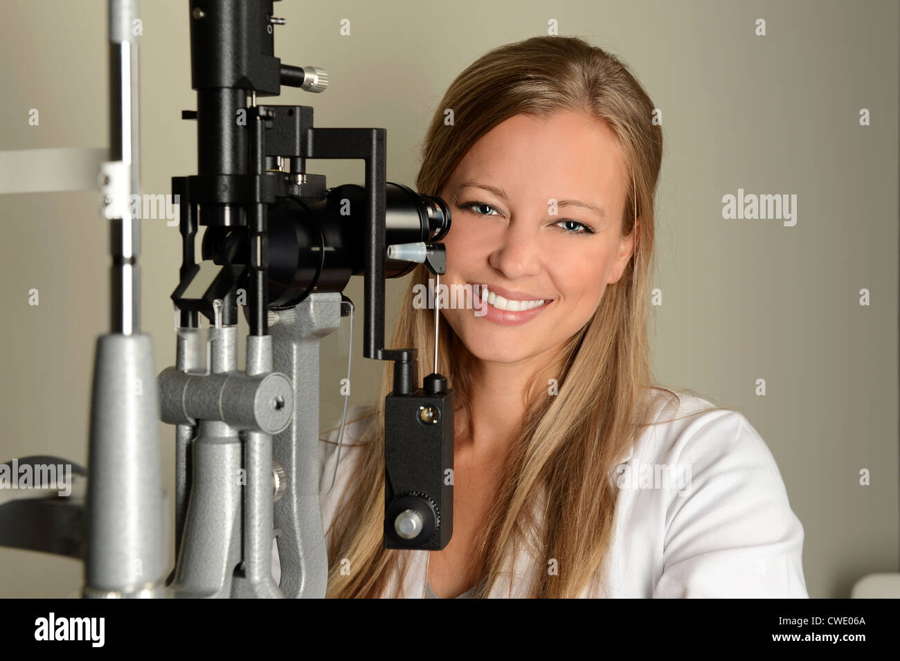 Ritratto di bellissima femmina ottico nella sala esame Foto Stock