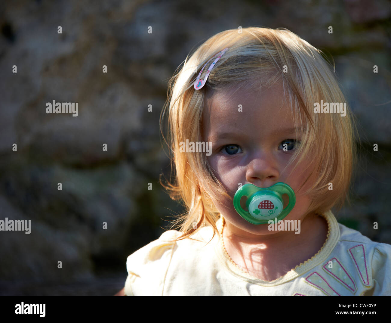 Ritratto di carino bambino biondo Baby girl in giardino Foto Stock