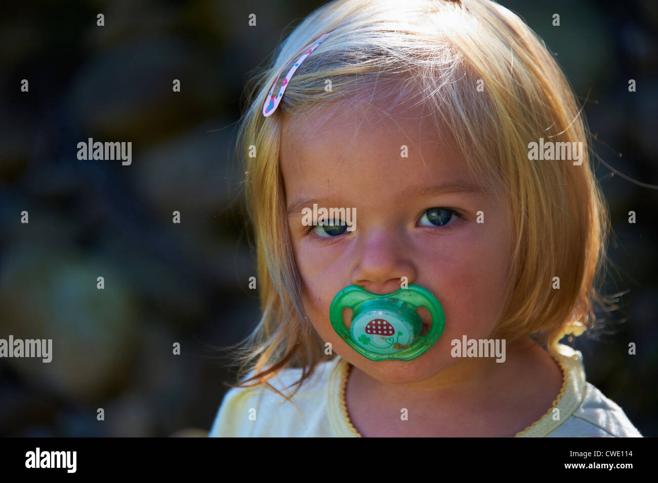 Ritratto di carino bambino biondo Baby girl in giardino Foto Stock