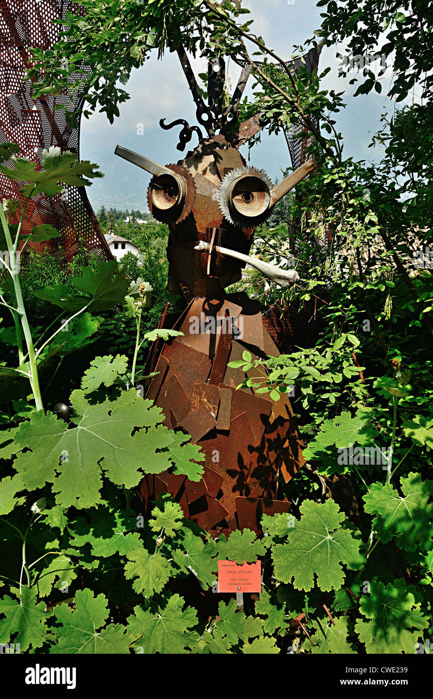 Giardino scultura realizzata da rottami di metallo Foto Stock