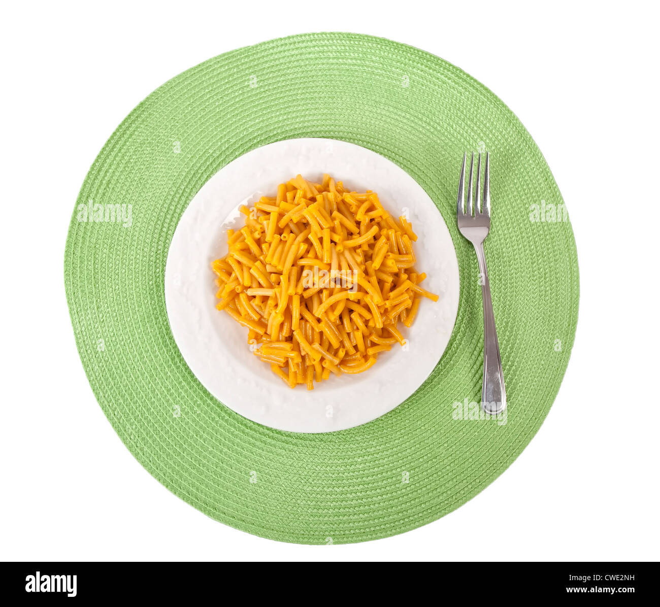 Un piatto di formaggio maccheroni e formaggio su un cartellone di contrasto. Foto Stock