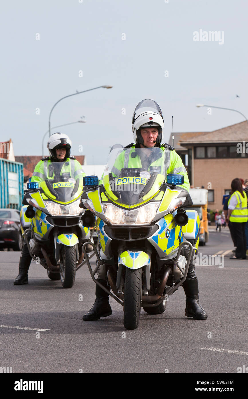 La Metropolitan Police outriders motociclo in Great Yarmouth durante il London 2012 Torcia olimpica Foto Stock