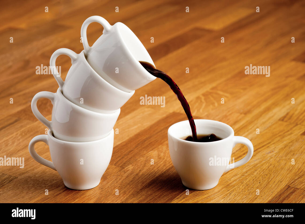 Versa il caffè. Foto Stock