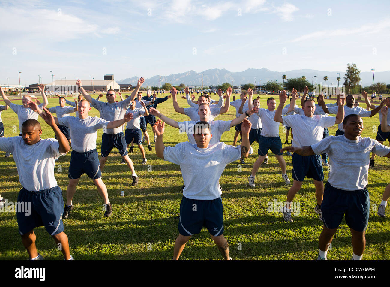 Il personale dell'Air Force partecipare nella mattina allenamento fisico a Davis-Monthan Air Force Base. Foto Stock