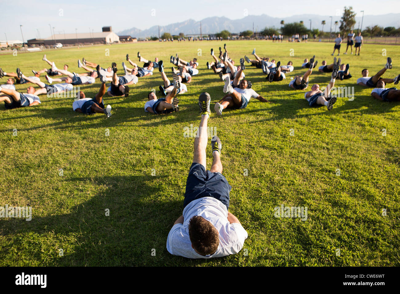 Il personale dell'Air Force partecipare nella mattina allenamento fisico a Davis-Monthan Air Force Base. Foto Stock