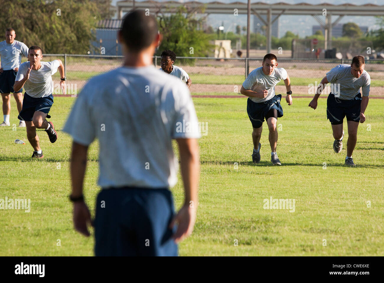 Il personale dell'Air Force partecipare nella mattina allenamento fisico a Davis-Monthan Air Force Base. Foto Stock