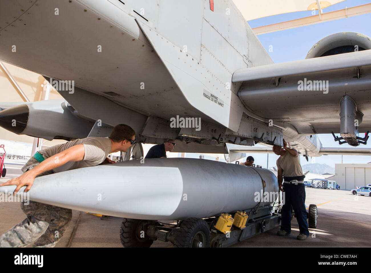 Avieri allegare un serbatoio del carburante esterno ad un A-10 Thunderbolt da 354Fighter Squadron a Davis-Monthan Air Force Base. Foto Stock