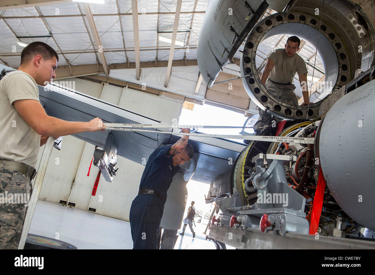 Avieri attaccare il motore di un jet a un A-10 Thunderbolt da 354Fighter Squadron a Davis-Monthan Air Force Base. Foto Stock