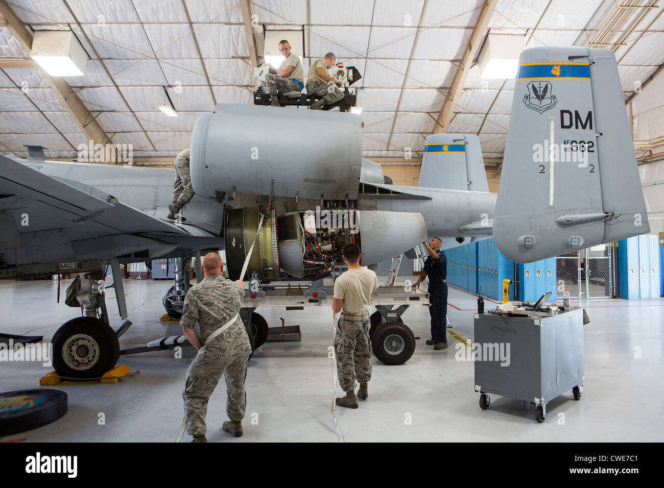 Avieri attaccare il motore di un jet a un A-10 Thunderbolt da 354Fighter Squadron a Davis-Monthan Air Force Base. Foto Stock