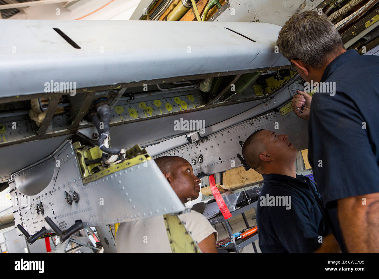 Avieri eseguire lavori di manutenzione su un A-10 Thunderbolt da 354Fighter Squadron a Davis-Monthan Air Force Base. Foto Stock