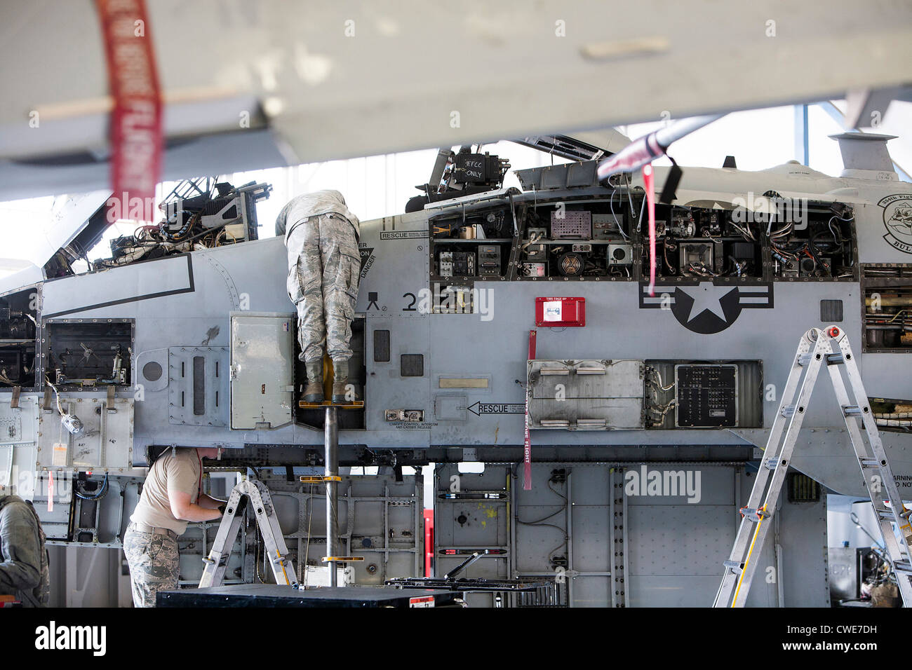 Avieri eseguire lavori di manutenzione su un A-10 Thunderbolt da 354Fighter Squadron a Davis-Monthan Air Force Base. Foto Stock