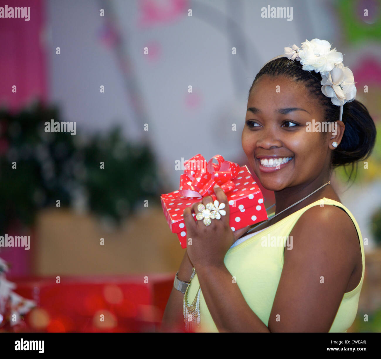 Una giovane donna tenendo un presente, Pietermaritzburg, KwaZulu-Natal, Sud Africa Foto Stock