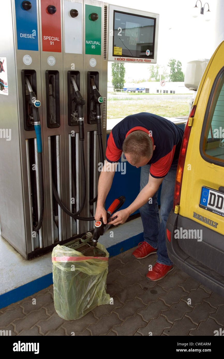 La maggior parte del carburante, turismo, un uomo si riempie una benzina nella zona di confine Foto Stock