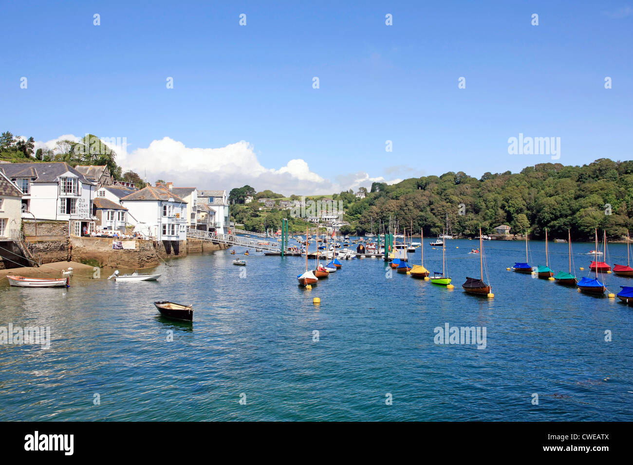 Barche a vela nel piccolo porto turistico sul fiume a Fowey in Cornovaglia Foto Stock