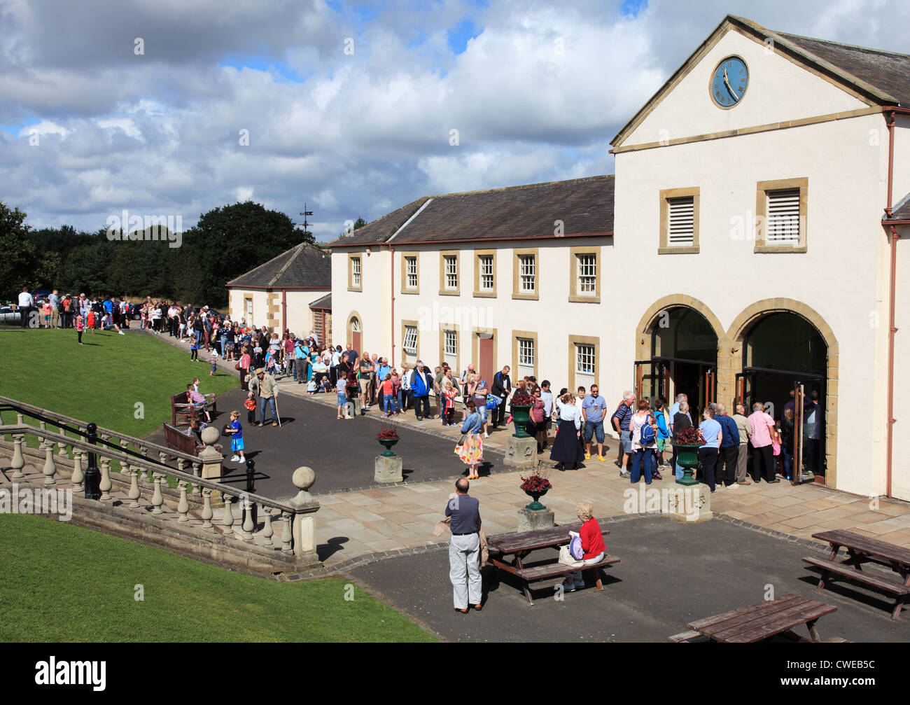 I visitatori in coda per entrare il museo Beamish, North East England, Regno Unito Foto Stock