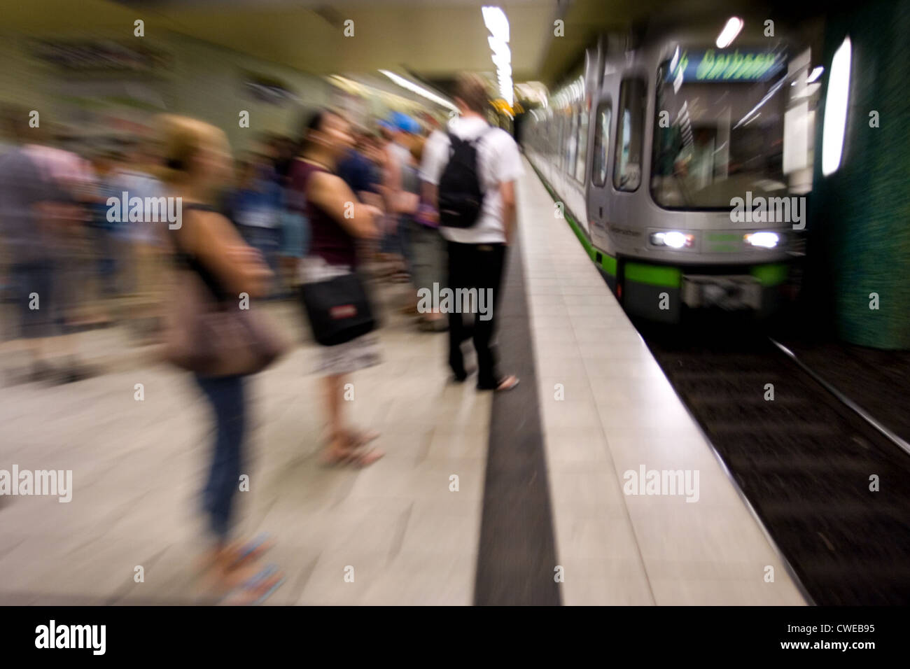 Hannover, passeggeri in attesa per l'ingresso della metropolitana Foto Stock