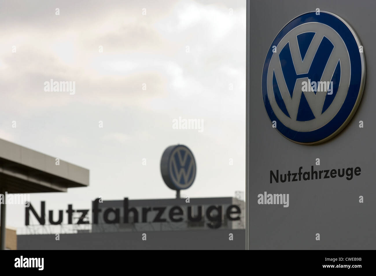Hannover, il logo del produttore di automobili Volkswagen Veicoli Commerciali Foto Stock