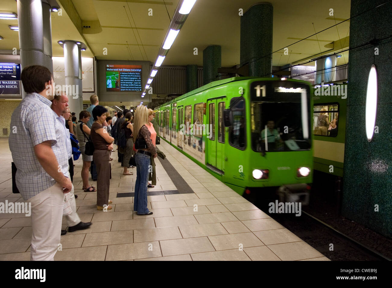 Hannover, passeggeri in attesa per l'ingresso della metropolitana Foto Stock