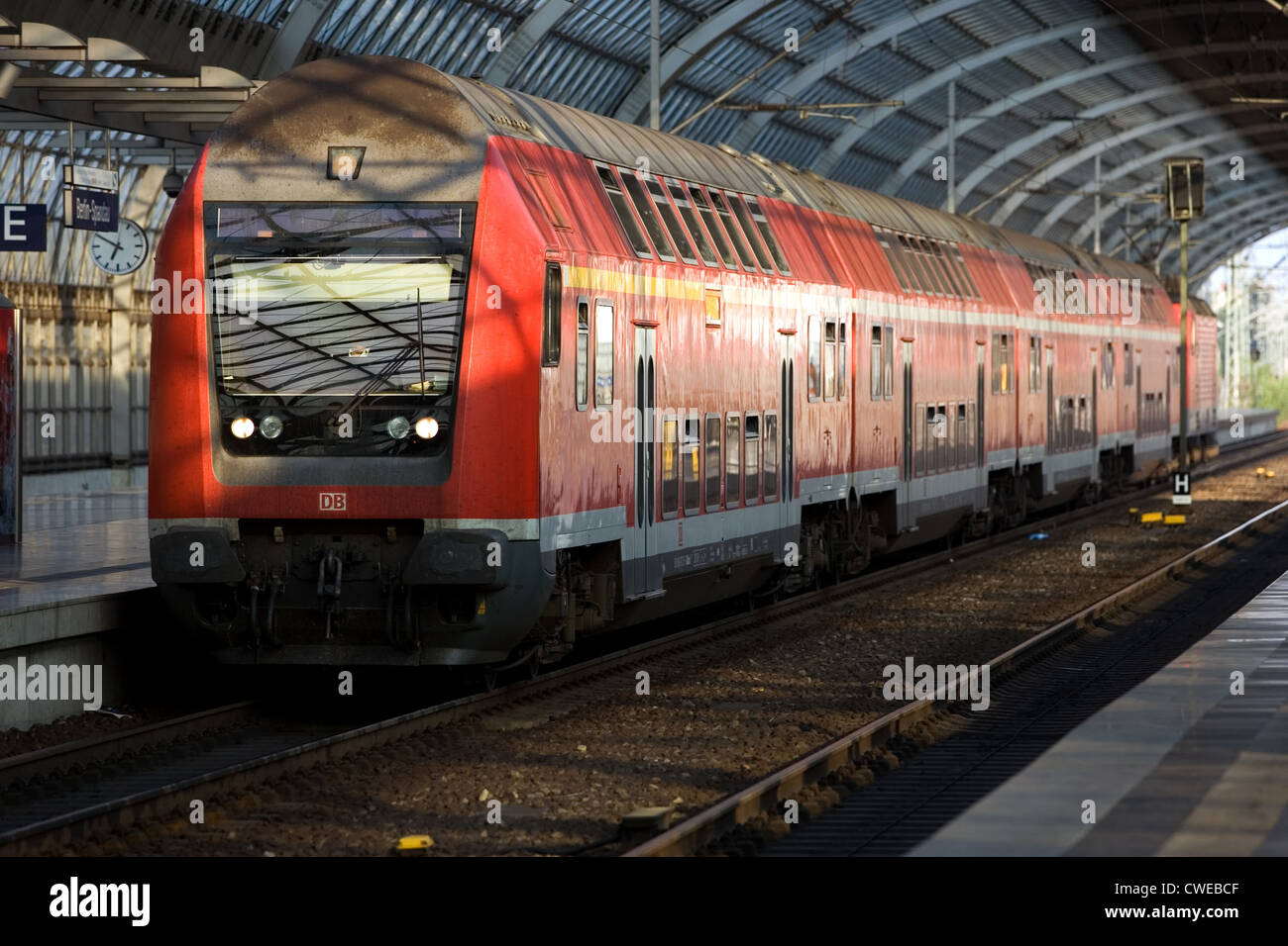 Berlino, un treno regionale (RB) a Spandau Foto Stock