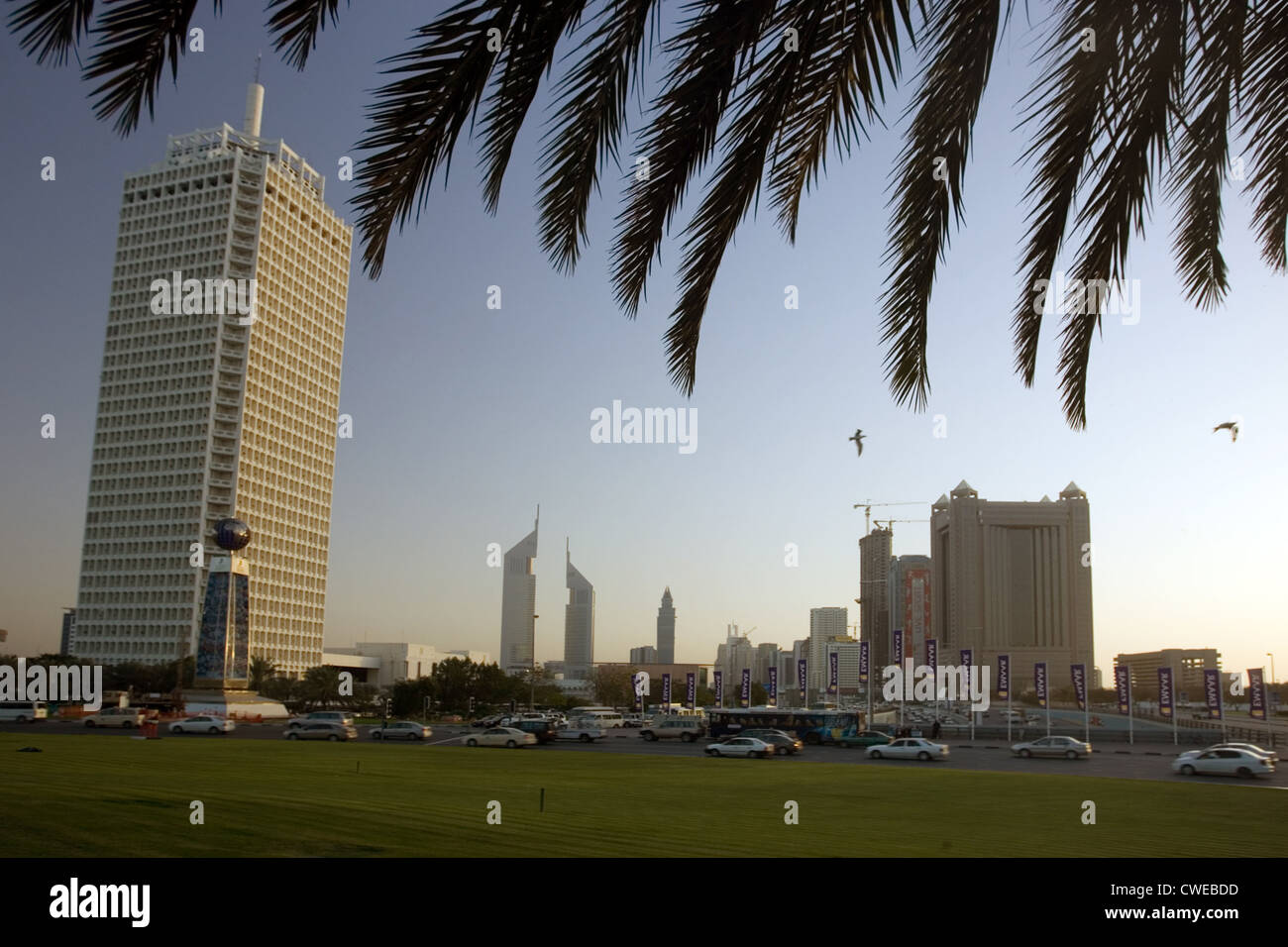 Dubai World Trade Center (sinistra) su Sheikh Zayed Road Foto Stock