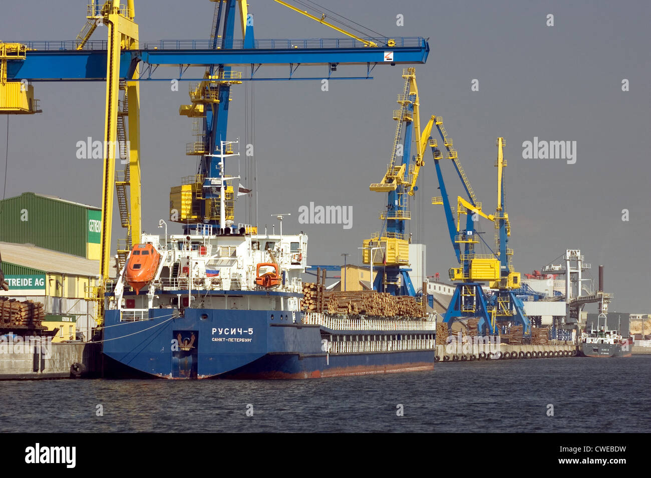 Wismar, gru e delle navi in porto Foto Stock