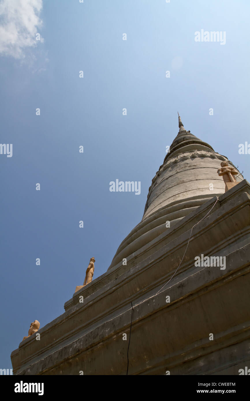 Stupa del tempio Buddista Wat Phom a Phnom Penh Foto Stock