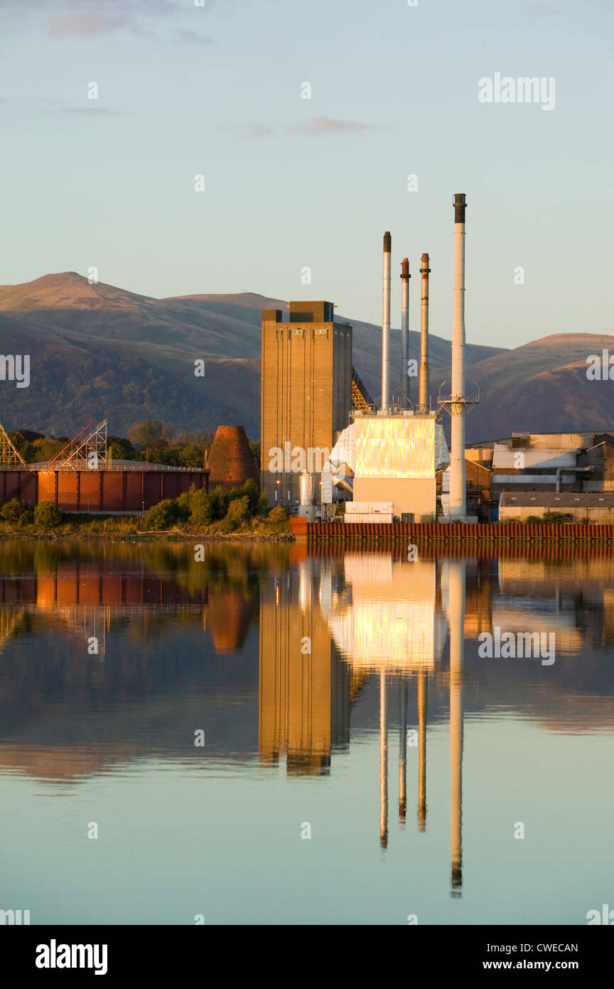 Il Regno del Vetro Vetro limitata lavora in Alloa, Clackmannanshire, Scotland, Regno Unito. Riflessi nel fiume Forth. Foto Stock