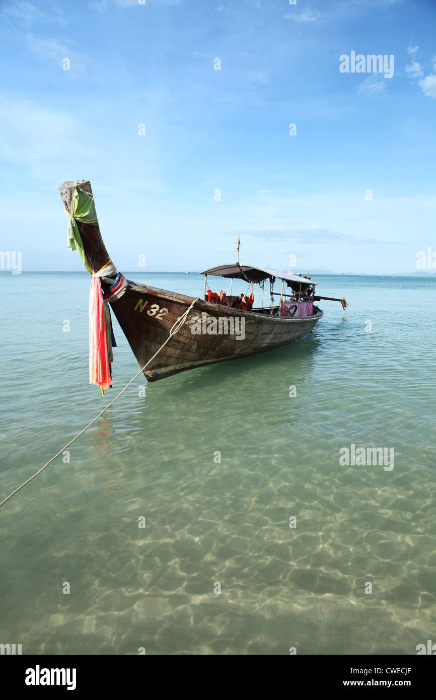 Longtail boat su una spiaggia tailandese, Krabi Foto Stock