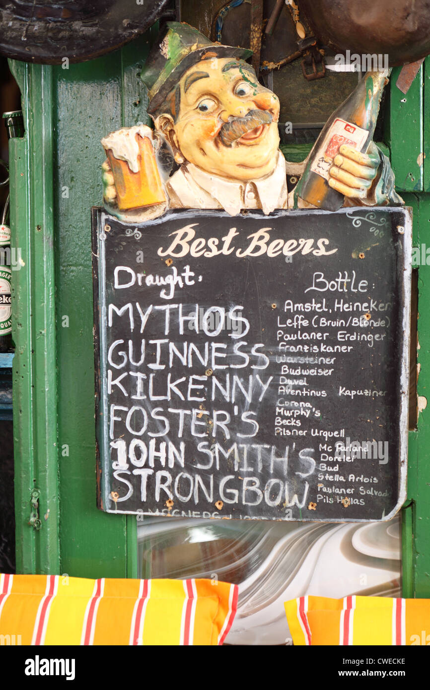 Un vecchio stile pub listino prezzi su una lavagna umoristico presso il pub irlandese in Rethymnon, Creta Foto Stock