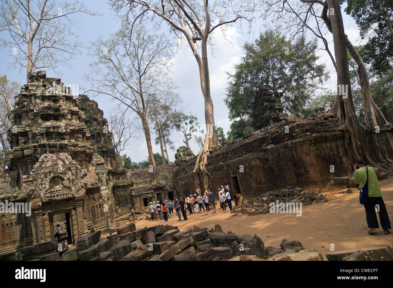 Vista orizzontale di turisti a passeggio tra le rovine di Ta Prohm aka Rajavihara o il Tomb Raider tempio di Angkor. Foto Stock